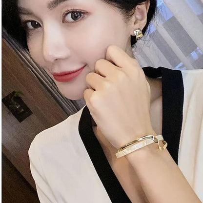 White Shellfish Bracelets Board Bend Metal Bangles Womens Hand Bracelets Geometric C- shaped Opening Bracelets Jewelry Gifts