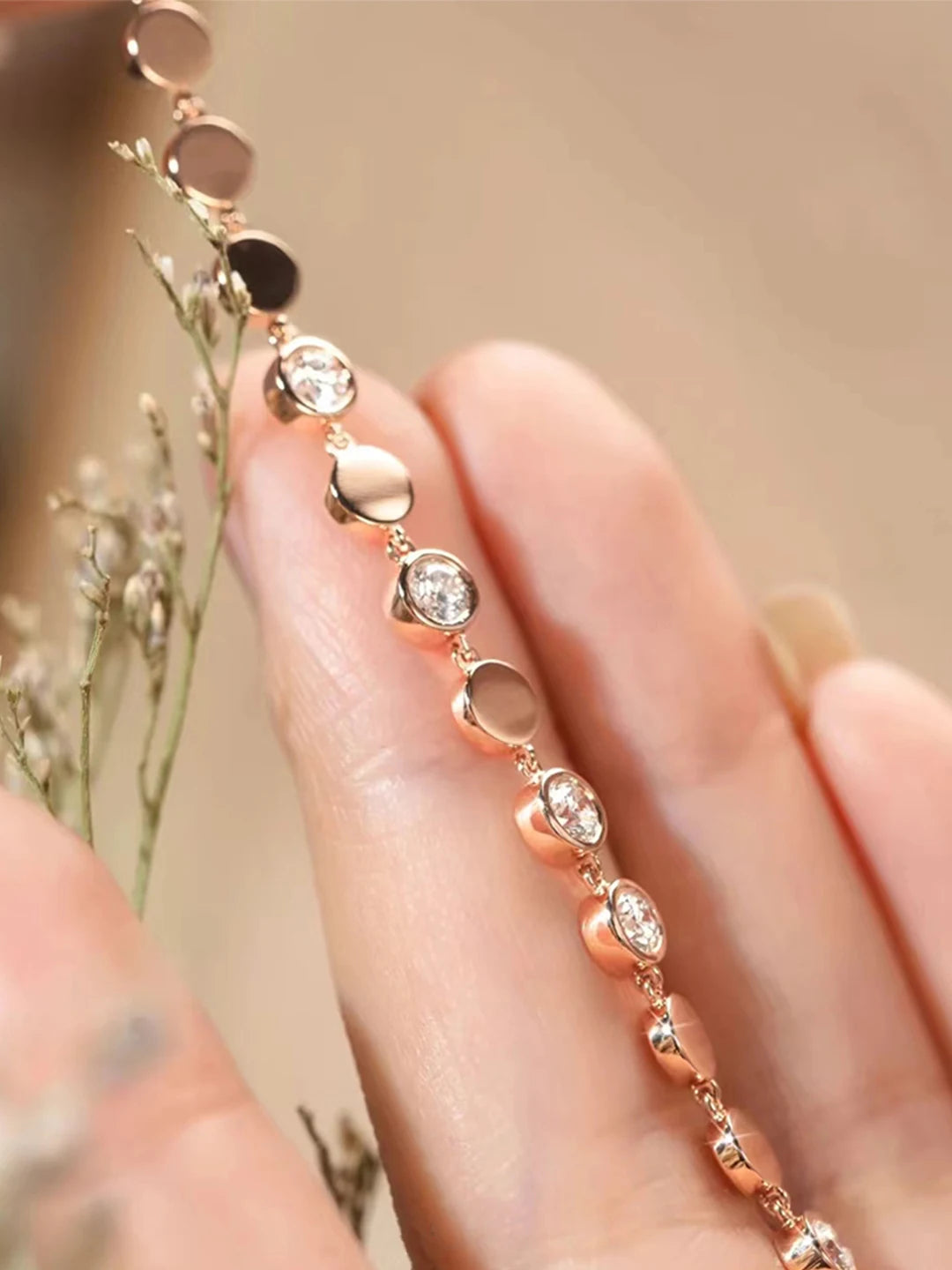 A bracelet resembling a combination of stars, made of S925 sterling silver material, gorgeous and romantic, with a story